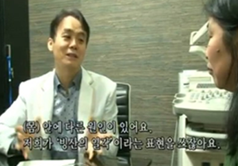 환자에게 정맥류의 여러 원인을 설명하는 의료진 모습