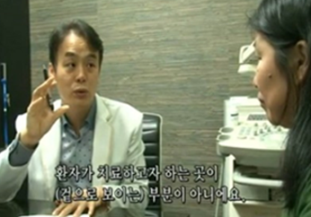 하지정맥류 치료 방법을 설명하는 의료진 상담 모습