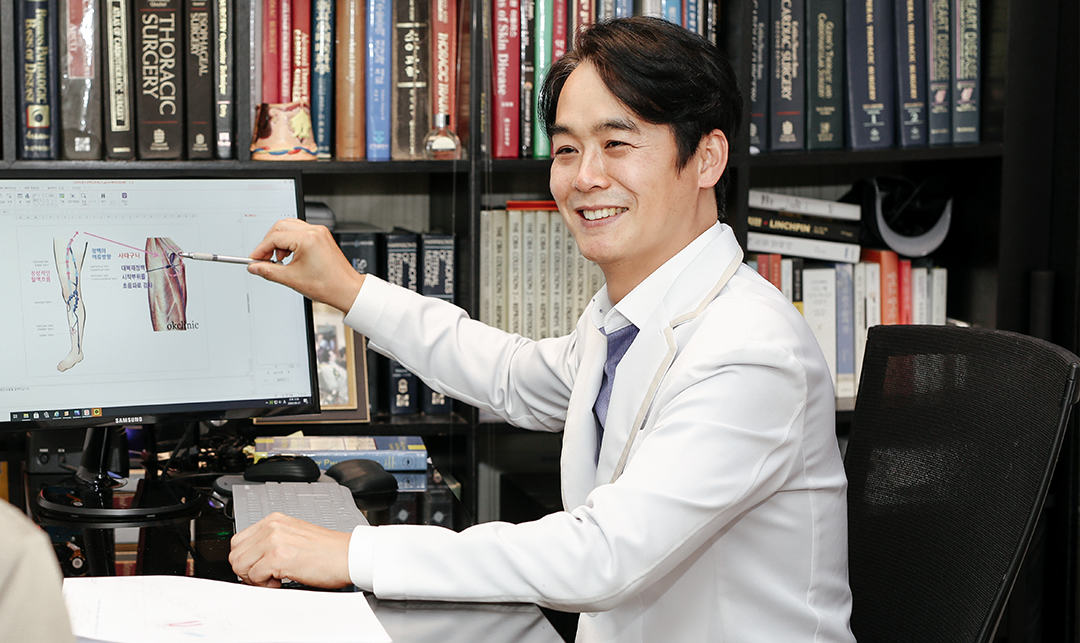 환자에게 진료 내용을 설명하는 다정흉부외과 의료진