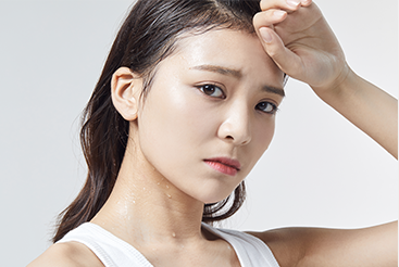 안면부 다한증으로 얼굴과 목에 땀이 나는 모습
